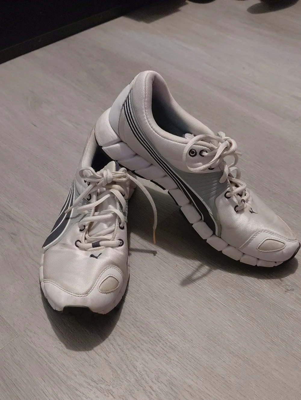 Puma Men's White Athletic Sneakers with Gray Stripes